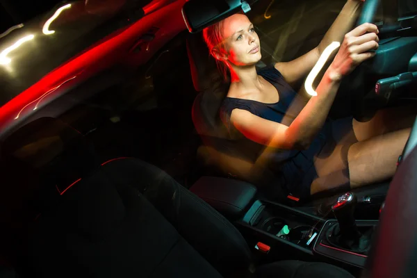 Mujer conduciendo un coche por la noche —  Fotos de Stock