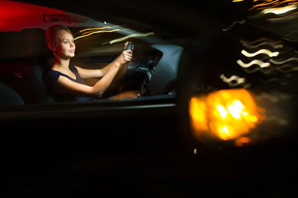 Mujer conduciendo un coche por la noche — Foto de Stock