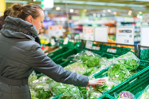 Frau kauft Obst und Gemüse ein — Stockfoto