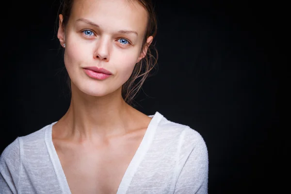 Zeer mooie jonge vrouw eenvoudige studio portret — Stockfoto