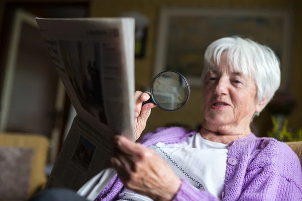 Mujer mayor leyendo el periódico matutino — Foto de Stock