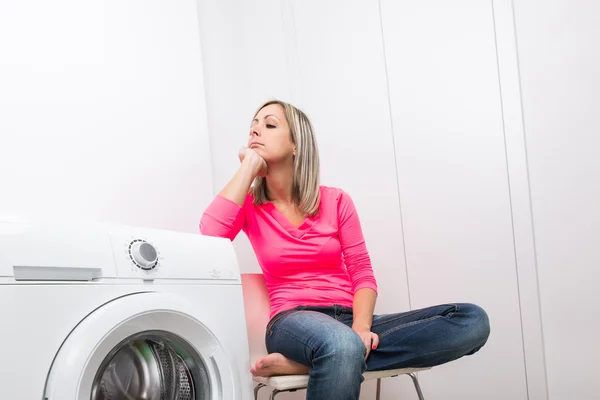 Mujer haciendo lavandería — Foto de Stock