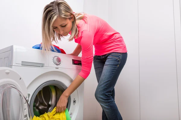 Mujer haciendo lavandería — Foto de Stock