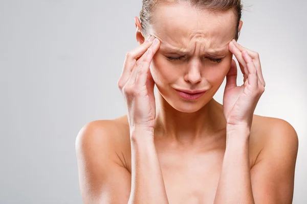 Frau leidet unter akuten Kopfschmerzen — Stockfoto