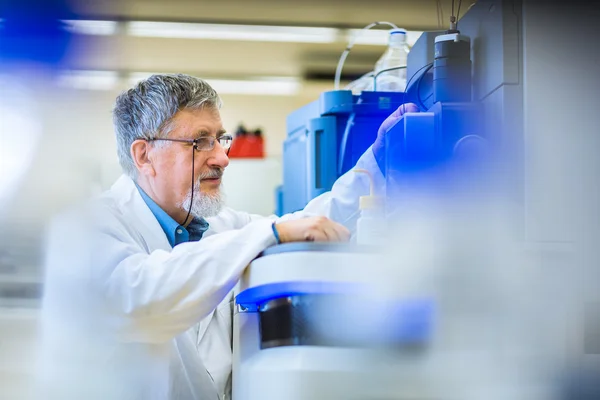 Senior mannelijke onderzoeker uitvoeren van wetenschappelijk onderzoek in een lab — Stockfoto