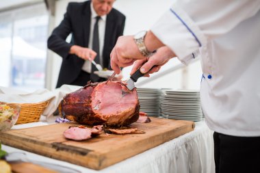 Catering hizmeti çalışan kesim jambon