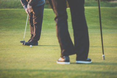 Golf yeşil sahne - golfçü delik açtıktan