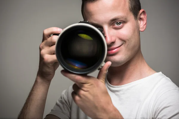 Pro fotograaf met een digitale camera — Stockfoto