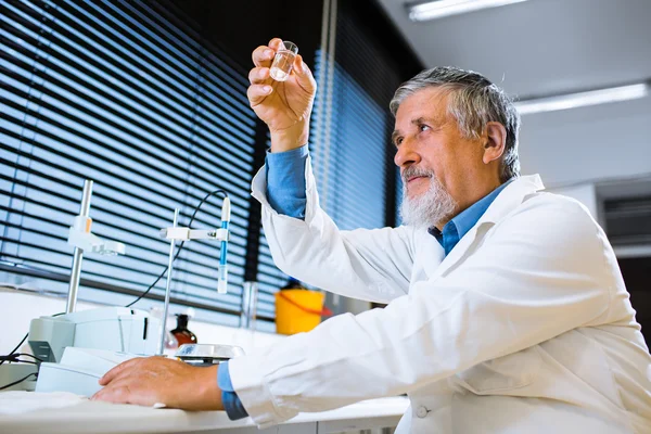 Senior male researcher carrying out scientific research — Stock Photo, Image