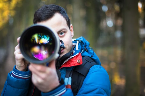 Mężczyzna fotograf robienia zdjęć — Zdjęcie stockowe