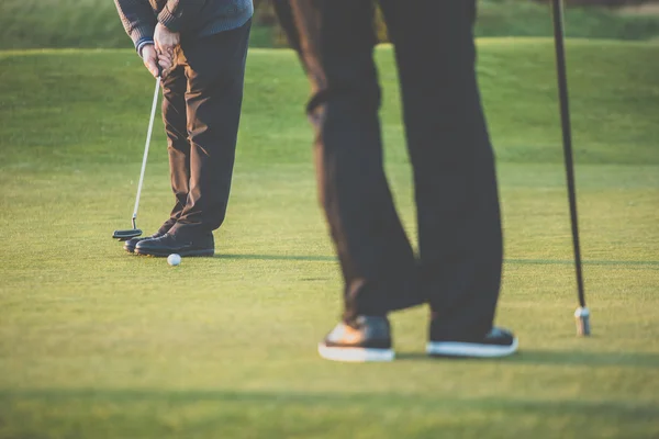 Golf zielony scena - golfista umieszczenie w pobliżu otworu — Zdjęcie stockowe