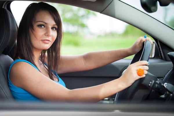 Mulher dirigindo seu carro novo — Fotografia de Stock