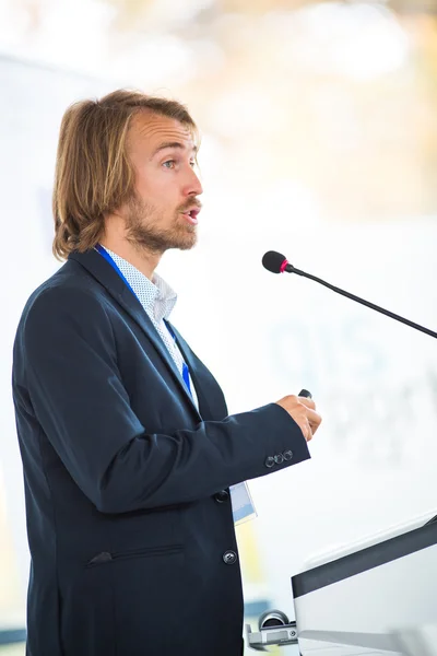 Schöner junger Mann hält eine Rede — Stockfoto