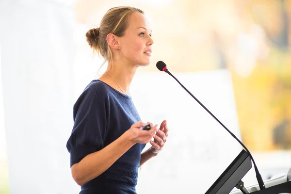 Mujer de negocios dando una presentación —  Fotos de Stock