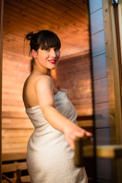 Junge Frau entspannt sich in der Sauna — Stockfoto