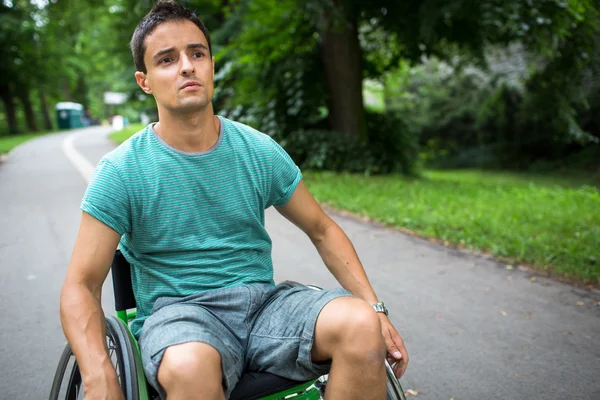 Tekerlekli sandalyedeki genç adam — Stok fotoğraf