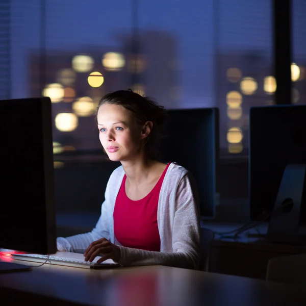 Estudante universitária usando um computador desktop — Fotografia de Stock