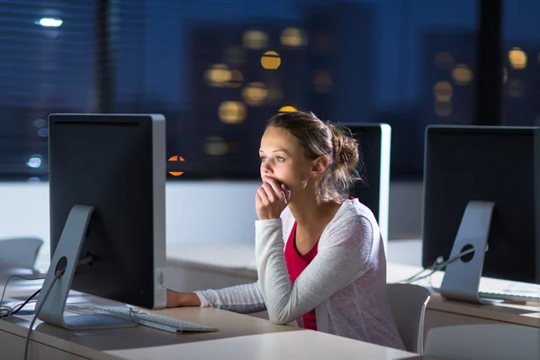 Étudiante utilisant un ordinateur de bureau — Photo