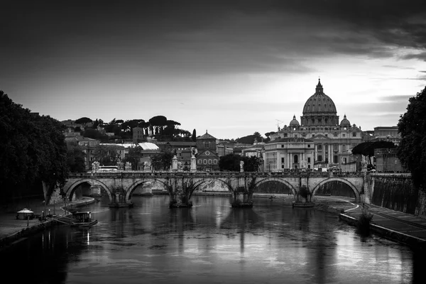 Basílica de San Pedro y la Ciudad del Vaticano — Foto de Stock