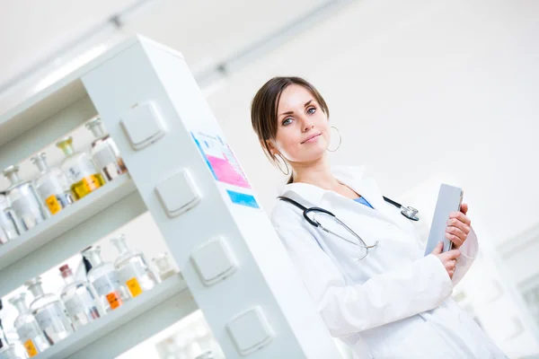 Female doctor in a hospital lab — Stock Photo, Image
