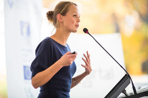 Geschäftsfrau bei einem Vortrag Stockfoto