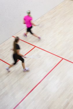 İki kadın squash oyuncular hızlı eylem