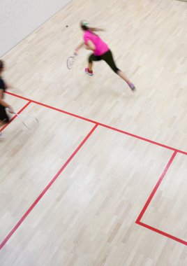 İki kadın squash oyuncular hızlı eylem