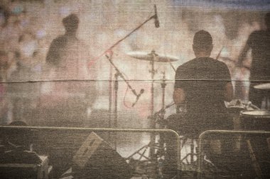 Bir sahnede canlı performans grubu