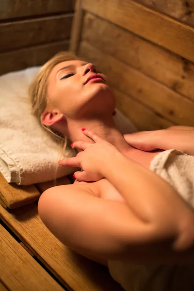 Femme se relaxant dans un sauna — Photo