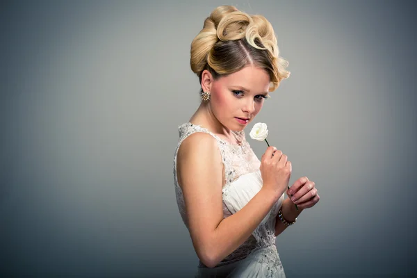 Wunderschöne Braut an ihrem Hochzeitstag — Stockfoto