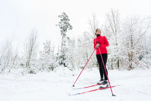 Jeune femme ski de fond — Photo