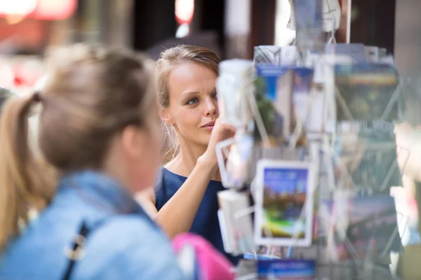 Mujer comprando una postal en una calle —  Fotos de Stock