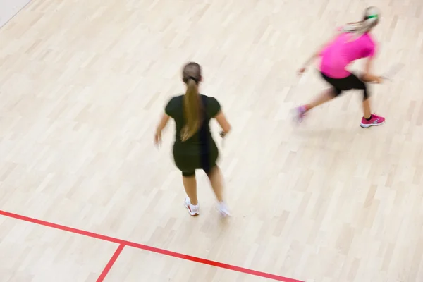 Dvě ženské squashové hráče v rychlé akce — Stock fotografie