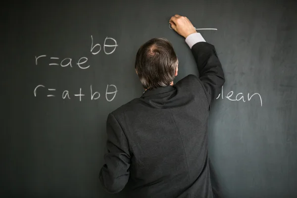 Professor sênior do sexo masculino ensinando matemática — Fotografia de Stock