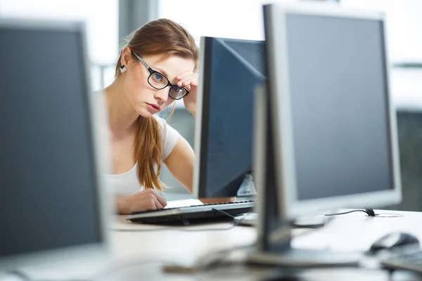 Studentin blickt auf einen Desktop-Computerbildschirm — Stockfoto