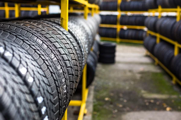 Neumáticos a la venta en una tienda de neumáticos —  Fotos de Stock