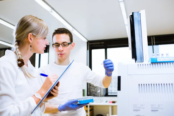 Researchers carrying out experiments in a lab — Stock Photo, Image