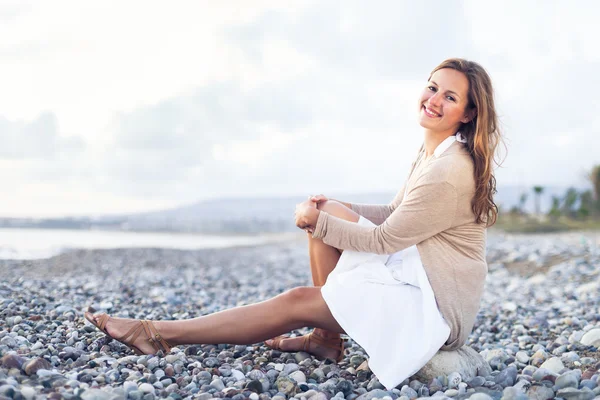 Mulher na praia desfrutando — Fotografia de Stock