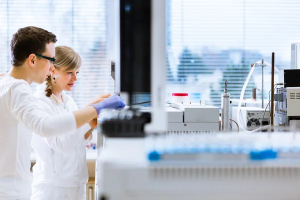 Investigadores que realizan experimentos en un laboratorio —  Fotos de Stock