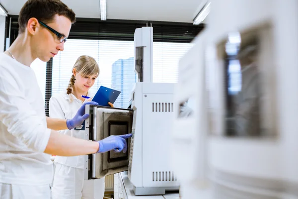 Investigadores que realizan experimentos en un laboratorio — Foto de Stock