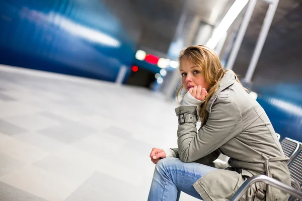Depressieve jonge vrouw zitten in het metro station — Stockfoto