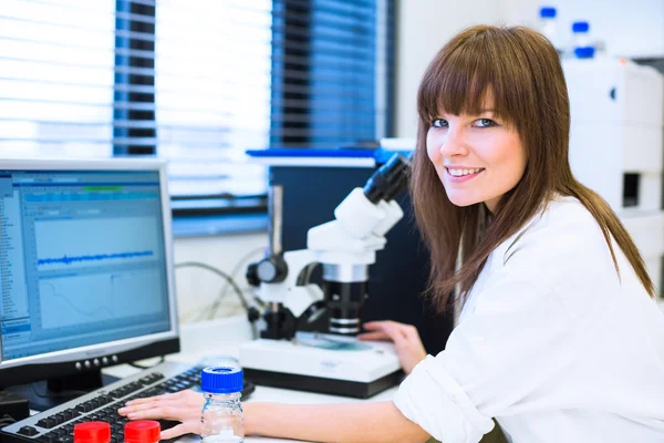 Ženské výzkumník dělá výzkum v laboratoři — Stock fotografie