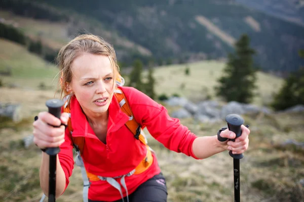 Vrouwelijke wandelaar hebben een zware wandeling omhoog — Stockfoto