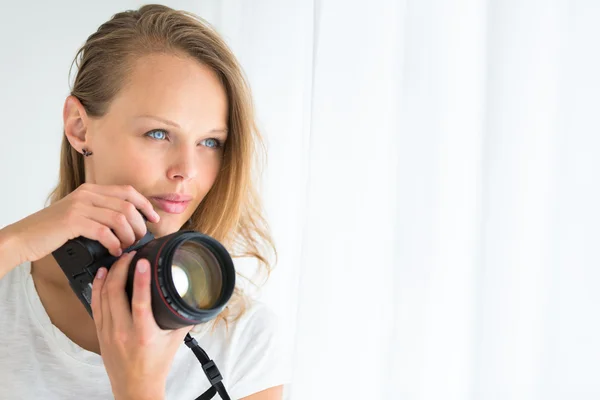 Fotografo femminile con fotocamera digitale — Foto Stock