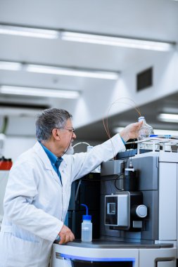 bilimsel araştırma taşıyan erkek Kıdemli Araştırmacı