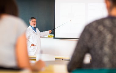 Üst düzey kimya Profesör sınıf önünde nutuk