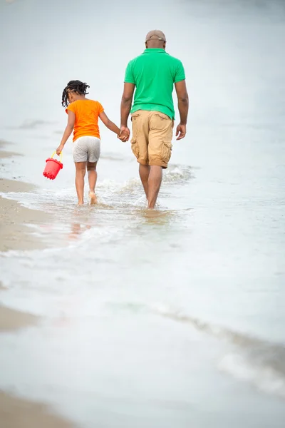 Padre e figlia sulla spiaggia — Foto Stock