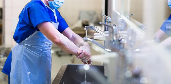 Cirurgião no hospital lavando bem as mãos — Fotografia de Stock