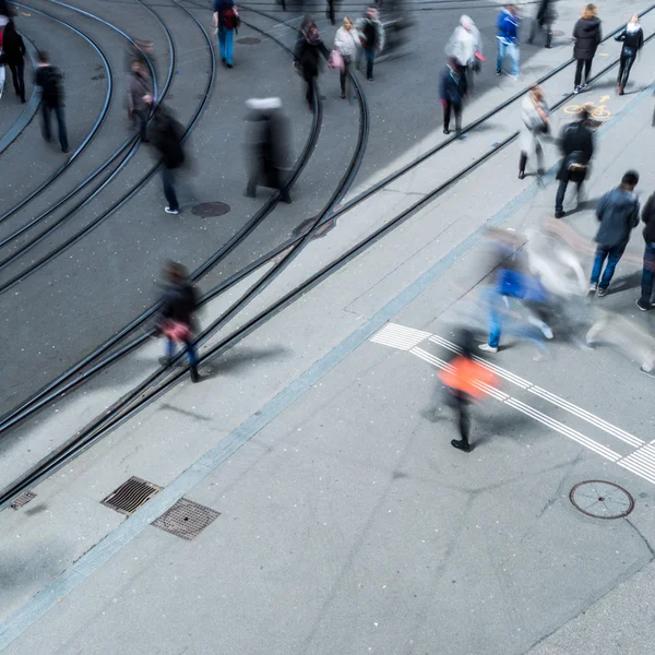 Stadtstraße mit verschwommener Menschenmenge — Stockfoto