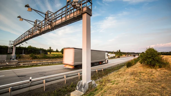 LKW passiert Mautstelle auf einer Autobahn — Stockfoto